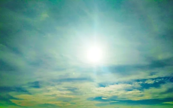 Strahlende Sonne Bewölkten Blauen Himmel Natürlicher Hintergrund — Stockfoto