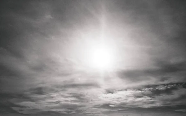 Sol Brillantemente Brillante Cielo Azul Nublado Fondo Natural — Foto de Stock