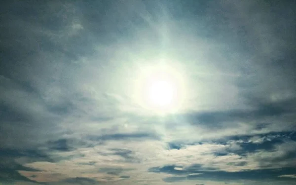 Strahlende Sonne Bewölkten Blauen Himmel Natürlicher Hintergrund — Stockfoto