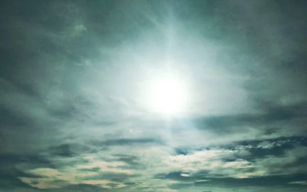 Fényesen Ragyogó Nap Felhős Kék Természetes Háttér — Stock Fotó