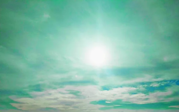 Strahlende Sonne Bewölkten Blauen Himmel Natürlicher Hintergrund — Stockfoto