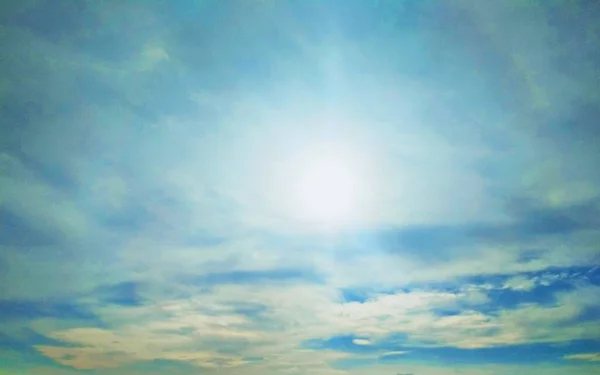 Strahlende Sonne Bewölkten Blauen Himmel Natürlicher Hintergrund — Stockfoto