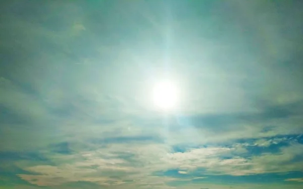 Λαμπερός Ήλιος Στο Συννεφιασμένο Γαλάζιο Ουρανό Φυσικό Φόντο — Φωτογραφία Αρχείου