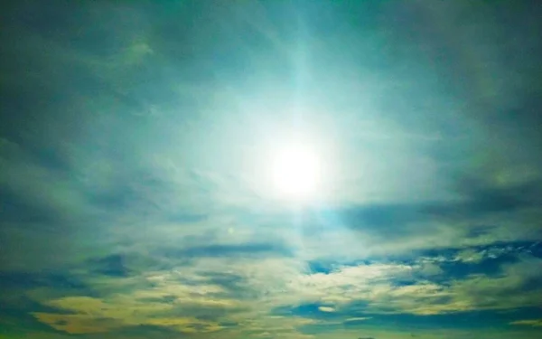 Fényesen Ragyogó Nap Felhős Kék Természetes Háttér — Stock Fotó
