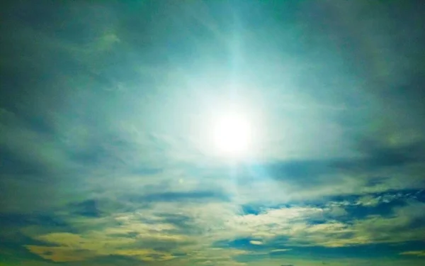 Strahlende Sonne Bewölkten Blauen Himmel Natürlicher Hintergrund — Stockfoto