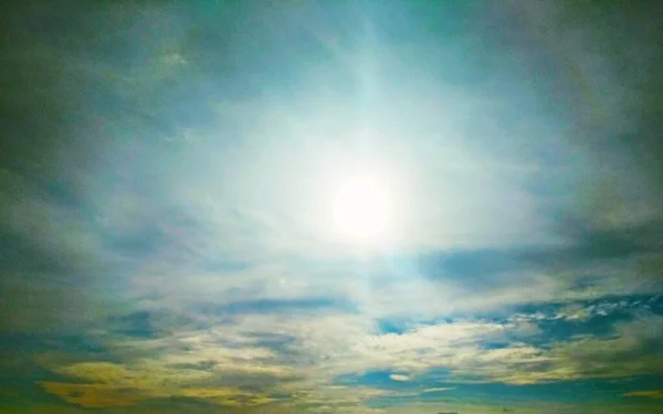 Яскраво Сяюче Сонце Хмарному Блакитному Небі Природний Фон — стокове фото
