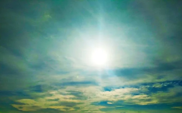Świecące Słońce Pochmurnym Błękitnym Niebie Naturalne Tło — Zdjęcie stockowe