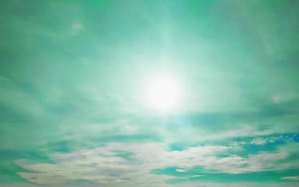 Strahlende Sonne Bewölkten Blauen Himmel Natürlicher Hintergrund Stockbild
