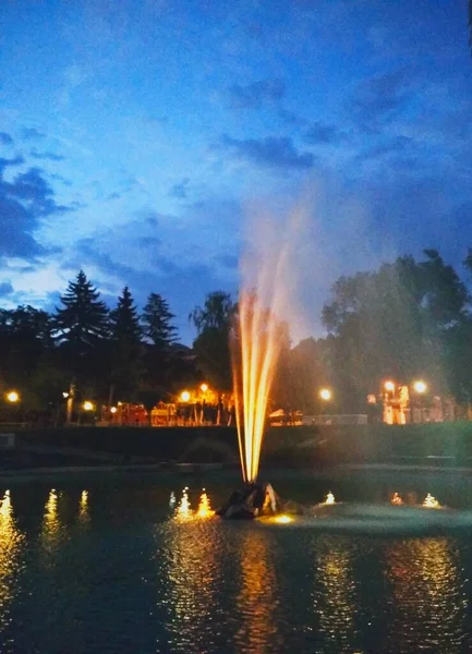 夜のカラフルな噴水 Kamenets Podolsky ウクライナ — ストック写真