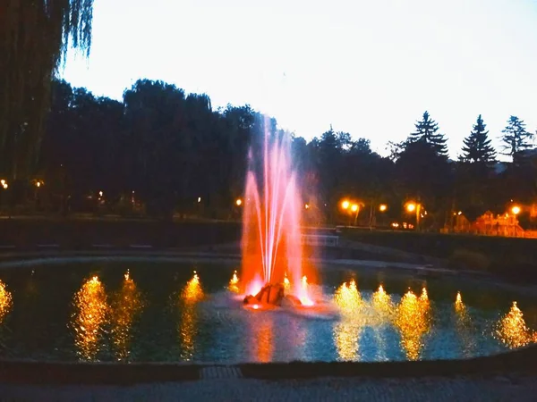 夜のカラフルな噴水 Kamenets Podolsky ウクライナ — ストック写真