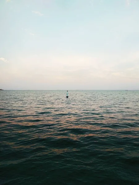 夕暮れ時の黒海の空の素晴らしい色 — ストック写真