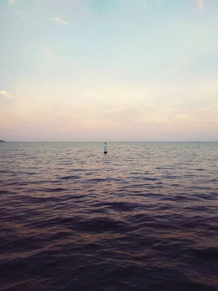 夕暮れ時の黒海の空の素晴らしい色 — ストック写真