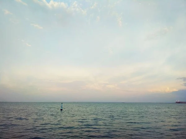 夕暮れ時の黒海の空の素晴らしい柔らかい色 — ストック写真