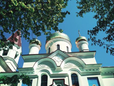 Parlak bir yaz gününde parlayan kubbeleri olan Ortodoks Kilisesi 