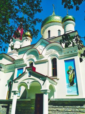 Parlak bir yaz gününde parlayan kubbeleri olan Ortodoks Kilisesi 