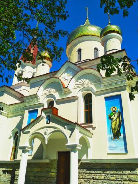 Parlak bir yaz gününde parlayan kubbeleri olan Ortodoks Kilisesi 