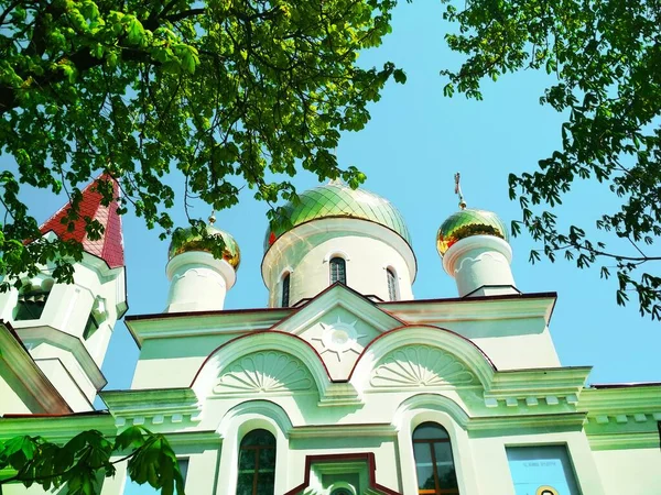 Chiesa Ortodossa Con Cupole Lucenti Una Luminosa Giornata Estiva — Foto Stock