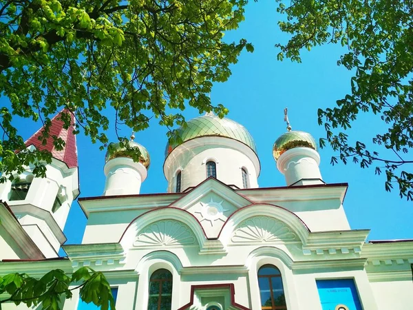 Chiesa Ortodossa Con Cupole Lucenti Una Luminosa Giornata Estiva — Foto Stock