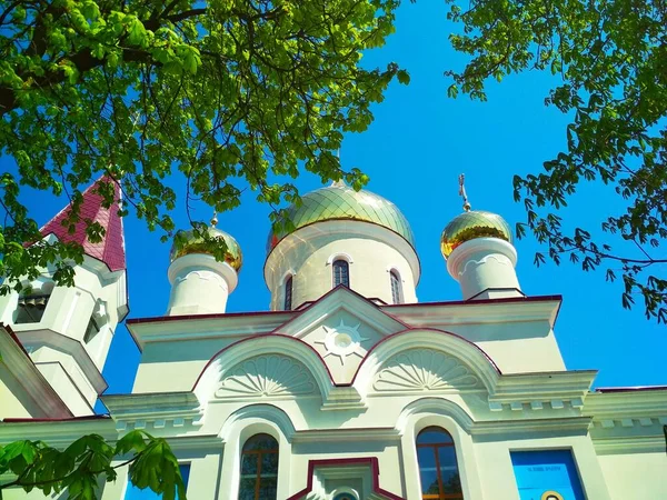 Chiesa Ortodossa Con Cupole Lucenti Una Luminosa Giornata Estiva — Foto Stock