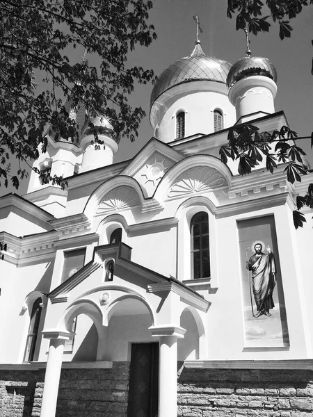 Chiesa Ortodossa Con Cupole Lucenti Una Luminosa Giornata Estiva — Foto Stock