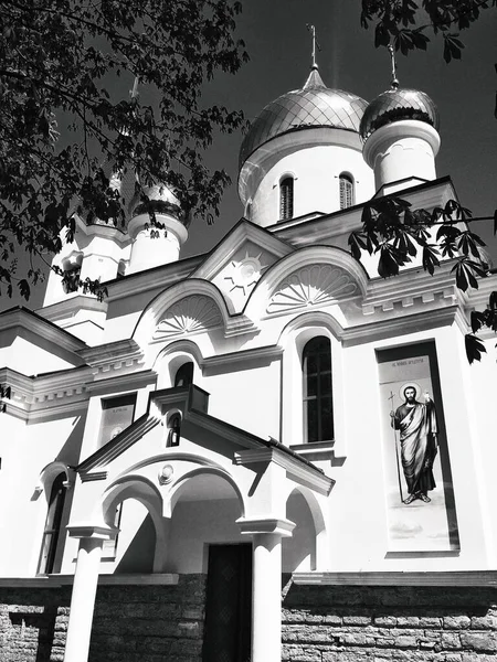 Chiesa Ortodossa Con Cupole Lucenti Una Luminosa Giornata Estiva — Foto Stock