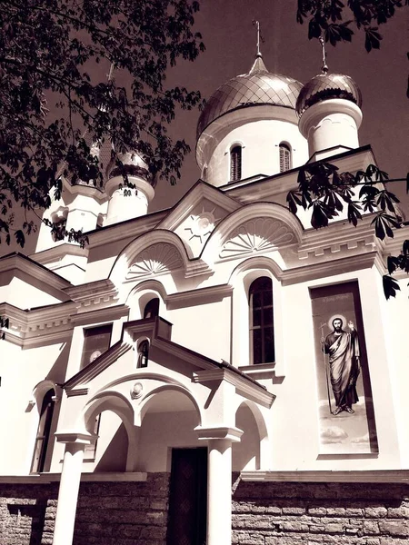 Православный Храм Сияющими Куполами Яркий Летний День — стоковое фото