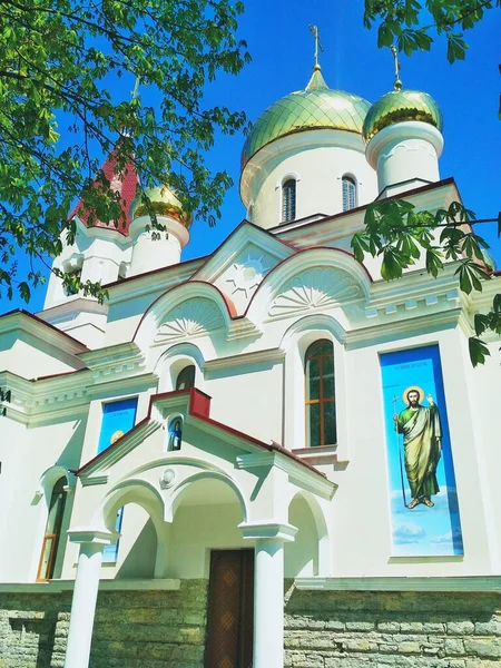 Pravoslavný Kostel Zářícími Kopulemi Jasného Letního Dne — Stock fotografie