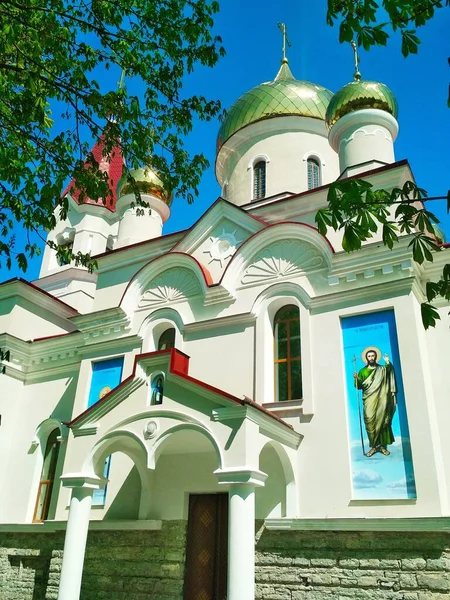 Orthodoxe Kirche Mit Leuchtenden Kuppeln Einem Strahlenden Sommertag — Stockfoto