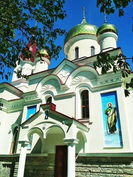 Iglesia Ortodoxa Con Cúpulas Brillantes Brillante Día Verano — Foto de Stock