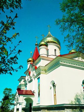 Parlak bir yaz gününde parlayan kubbeleri olan Ortodoks Kilisesi 