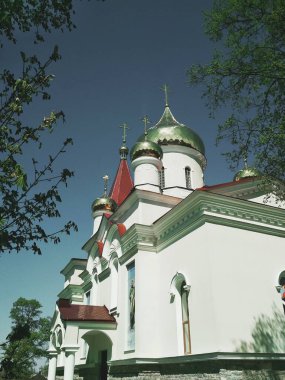 Parlak bir yaz gününde parlayan kubbeleri olan Ortodoks Kilisesi 