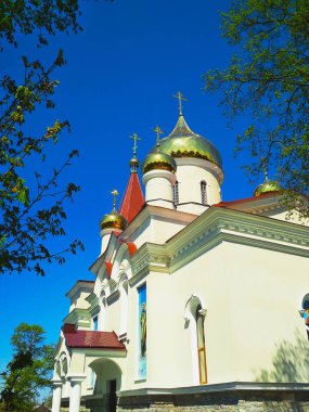 Parlak bir yaz gününde parlayan kubbeleri olan Ortodoks Kilisesi 