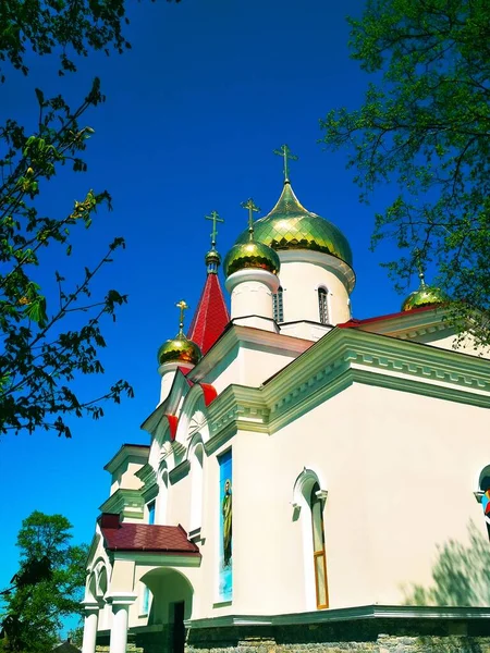 Orthodoxe Kerk Met Glanzende Koepels Een Heldere Zomerdag — Stockfoto