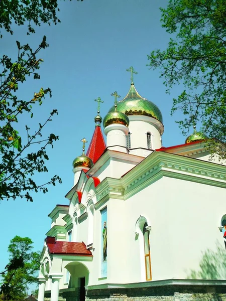 Parlak bir yaz gününde parlayan kubbeleri olan Ortodoks Kilisesi 