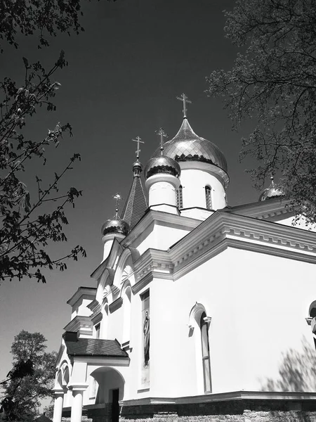 Église Orthodoxe Avec Des Dômes Brillants Sur Une Journée Été — Photo