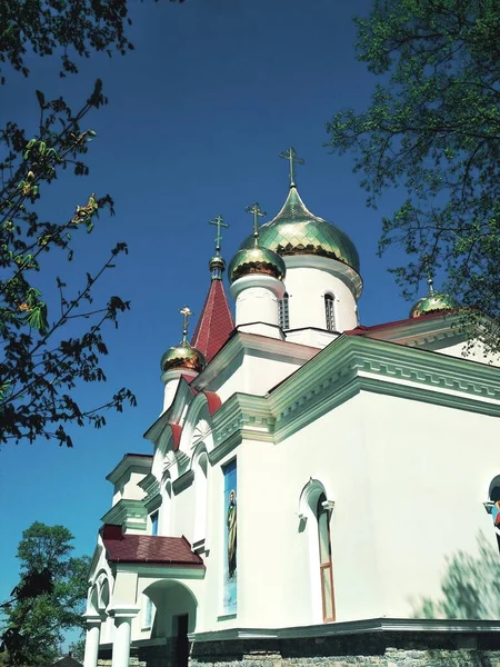 Église Orthodoxe Avec Des Dômes Brillants Sur Une Journée Été — Photo