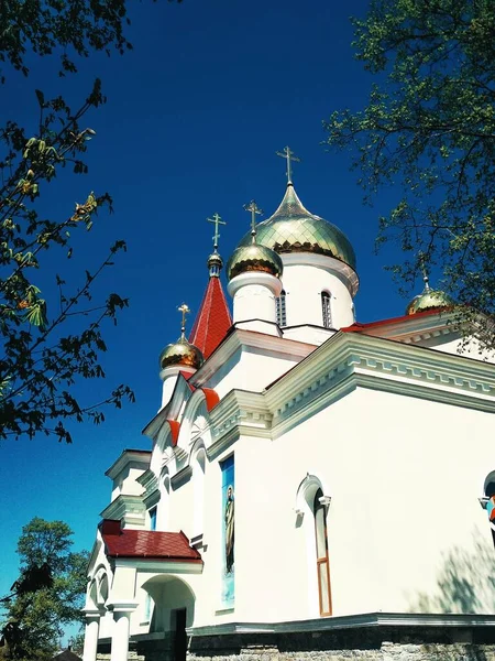 Ortodox Templom Fényes Kupolák Egy Fényes Nyári Napon — Stock Fotó