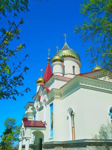 在一个阳光灿烂的夏日 拥有闪亮圆顶的东正教教堂 — 图库照片