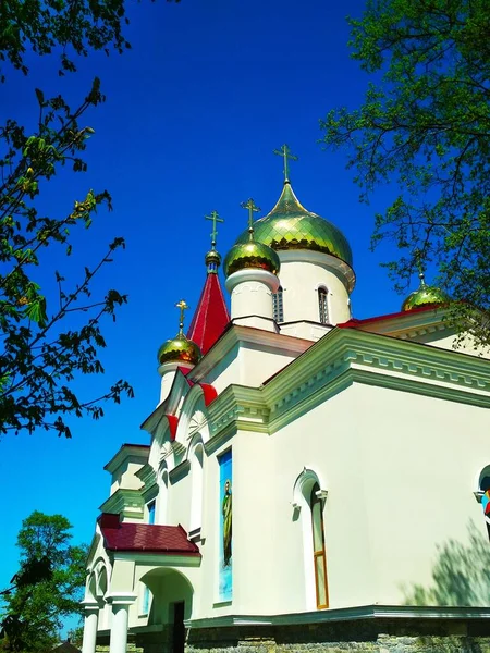 Église Orthodoxe Avec Des Dômes Brillants Sur Une Journée Été — Photo