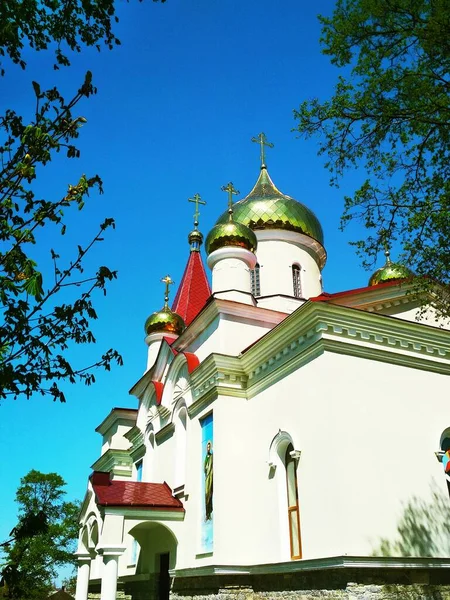 Parlak bir yaz gününde parlayan kubbeleri olan Ortodoks Kilisesi 