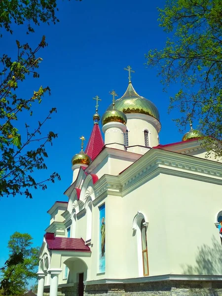 Православна Церква Сяючими Куполами Яскравий Літній День — стокове фото