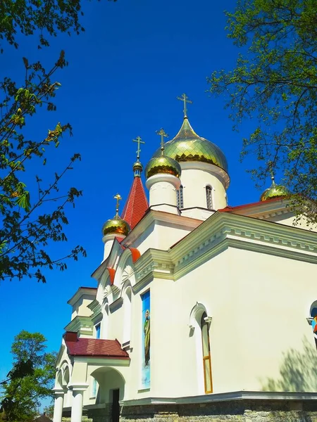 Parlak bir yaz gününde parlayan kubbeleri olan Ortodoks Kilisesi 