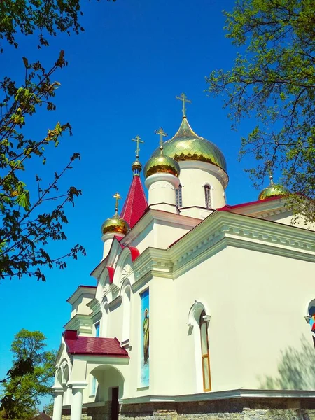 Ortodox Templom Fényes Kupolák Egy Fényes Nyári Napon — Stock Fotó