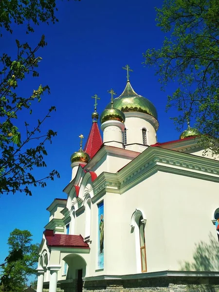 Parlak bir yaz gününde parlayan kubbeleri olan Ortodoks Kilisesi 