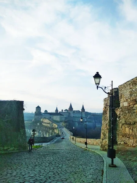 Antigua Fortaleza Sobre Fondo Del Cielo Azul Nublado Kamenets Podolsky — Foto de Stock