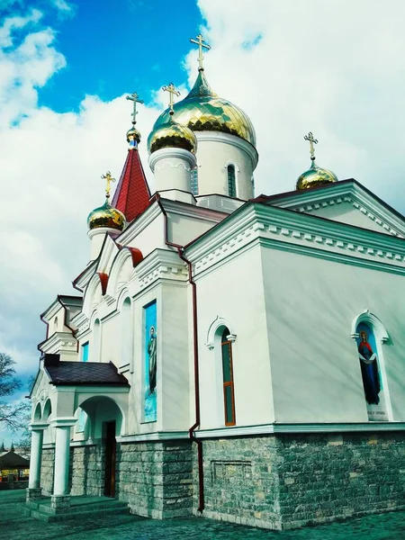 Iglesia Ortodoxa Con Cúpulas Brillantes Día Invierno Brillante — Foto de Stock