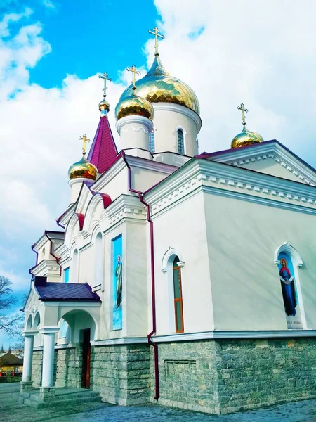Ortodox Templom Fényes Kupolák Egy Fényes Téli Napon — Stock Fotó