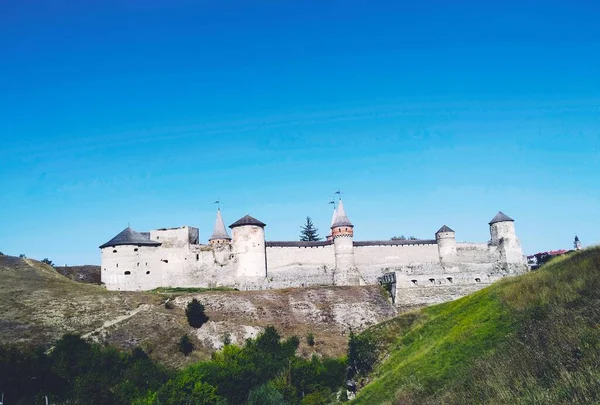 乌克兰Kamenets Podolsky蓝色无云天空背景下的老要塞 — 图库照片