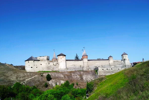 乌克兰Kamenets Podolsky蓝色无云天空背景下的老要塞 — 图库照片
