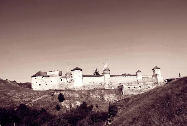 Eski Kale Mavi Bulutsuz Gökyüzünün Arka Planına Karşı Kamenets Podolsky — Stok fotoğraf